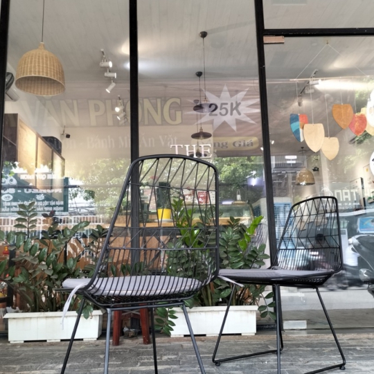 Ghế sắt uốn Wire Sơn màu và may nệm theo yêu cầu